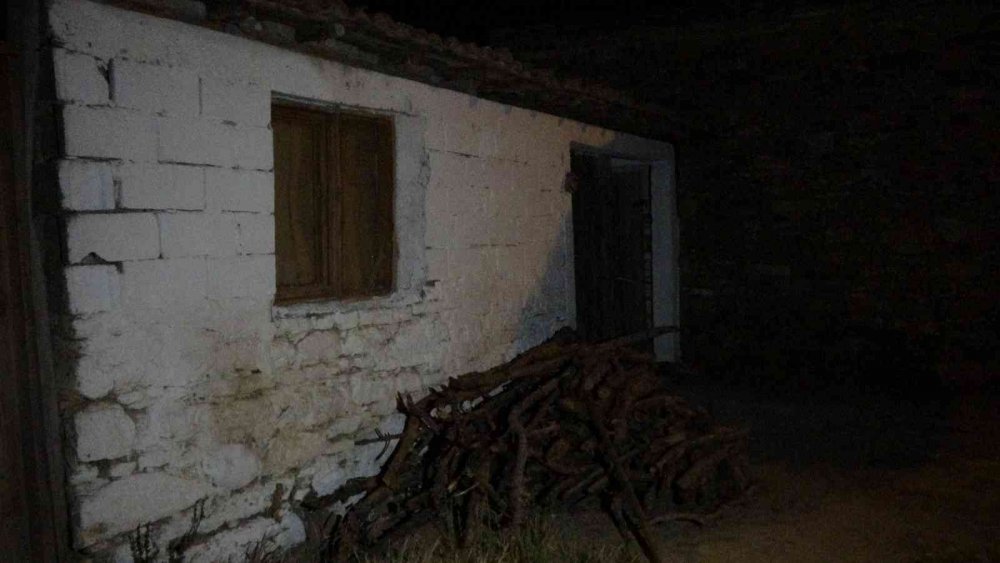 Anne ve babasını öldürdü! Soluğu köy kahvesinde aldı