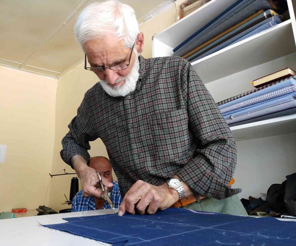 Konyalı terzi Ramazan Şen'in ibretlik hikayesi! Ceketini satıp dükkan açtı 65 yıldır helal rızık kazanıyor