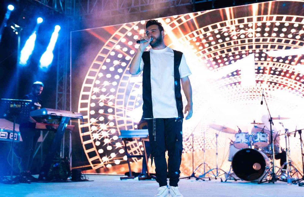 Konya’da konserde sahne çöktü! Emre Kaya konseri karne şenliği alanında yapıldı