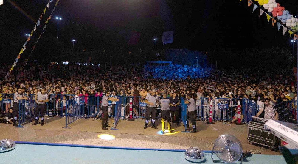 Konya’da konserde sahne çöktü! Emre Kaya konseri karne şenliği alanında yapıldı