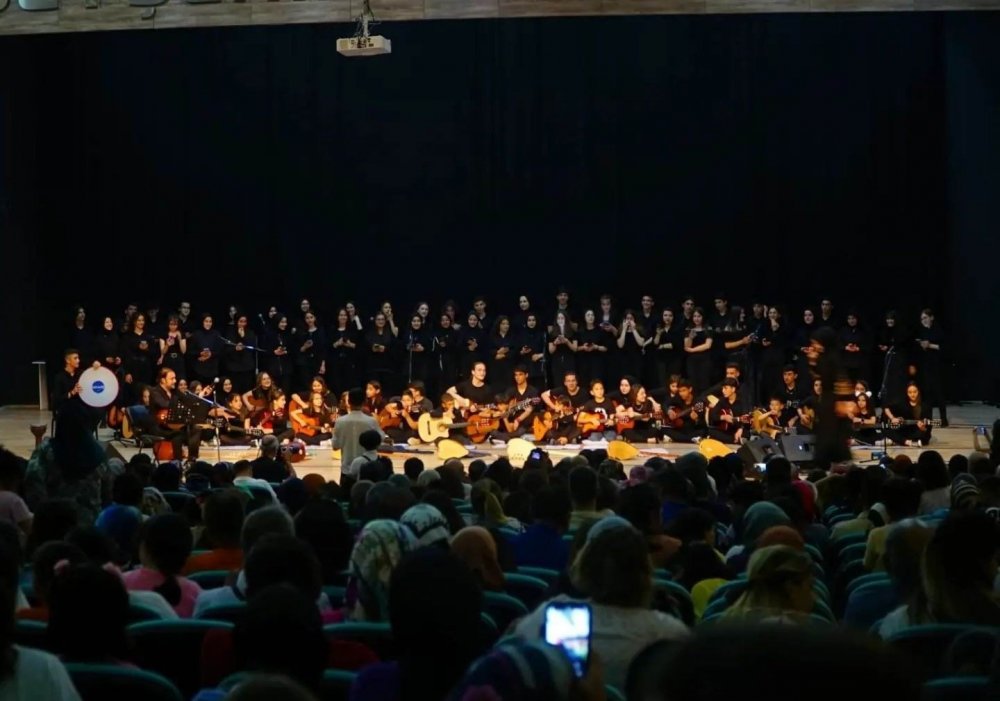 Konya Beyşehir’de dev öğrenci korosu ve orkestrasından konser!
