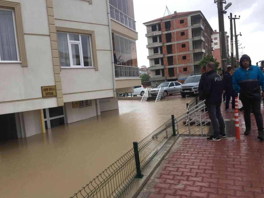 Konya'da su baskını! 2 metrelik bahçe duvarına dayandı, zemin katlar sular altında