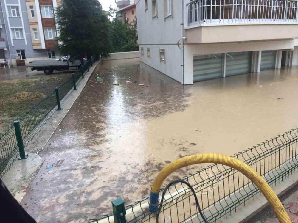 Konya'da su baskını! 2 metrelik bahçe duvarına dayandı, zemin katlar sular altında