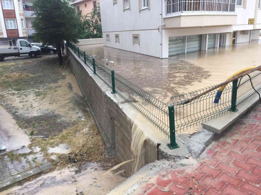 Konya'da su baskını! 2 metrelik bahçe duvarına dayandı, zemin katlar sular altında