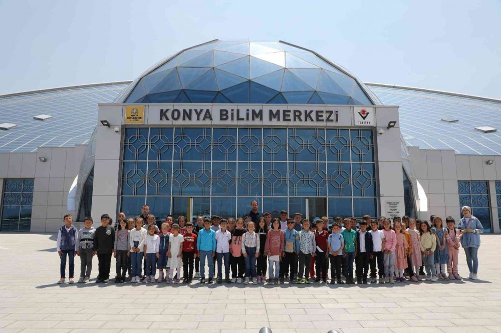 Konya'da 'Tiyatroya Yolculuk' projesi! İlçelerden gelen binlerce çocuk ilk tiyatro heyecanı yaşadı