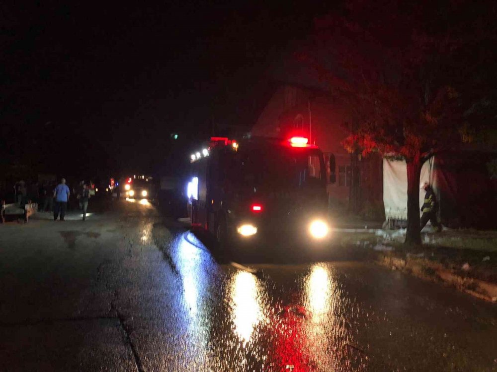 Mobilya fabrikasında korkutan yangın! Alevlerin kimyasal madde ve tüplere ulaşmaması için zamanla yarışıyorlar