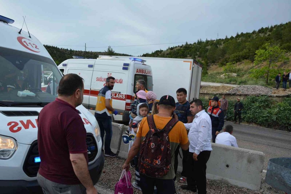 Antalya'da feci kaza! Can pazarı yaşanan tur midibüsünde 1 kadın turist öldü, 22 yaralı var