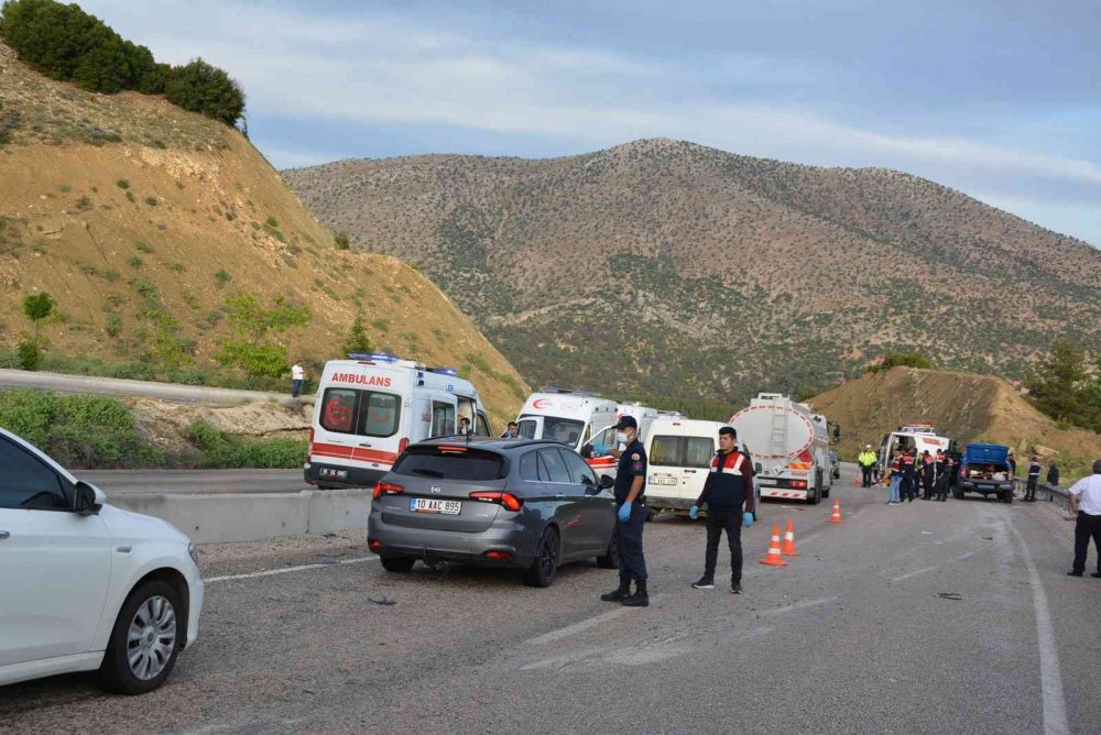 Antalya'da feci kaza! Can pazarı yaşanan tur midibüsünde 1 kadın turist öldü, 22 yaralı var