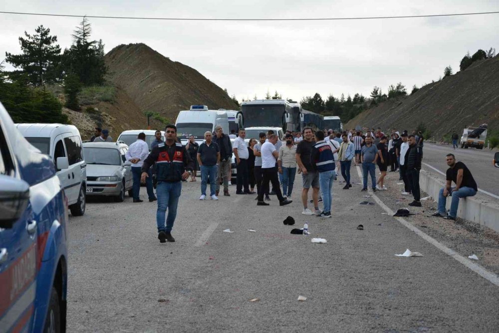 Antalya'da feci kaza! Can pazarı yaşanan tur midibüsünde 1 kadın turist öldü, 22 yaralı var