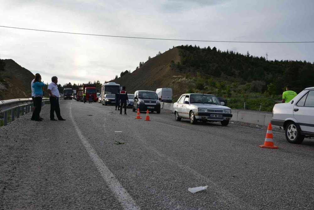 Antalya'da feci kaza! Can pazarı yaşanan tur midibüsünde 1 kadın turist öldü, 22 yaralı var
