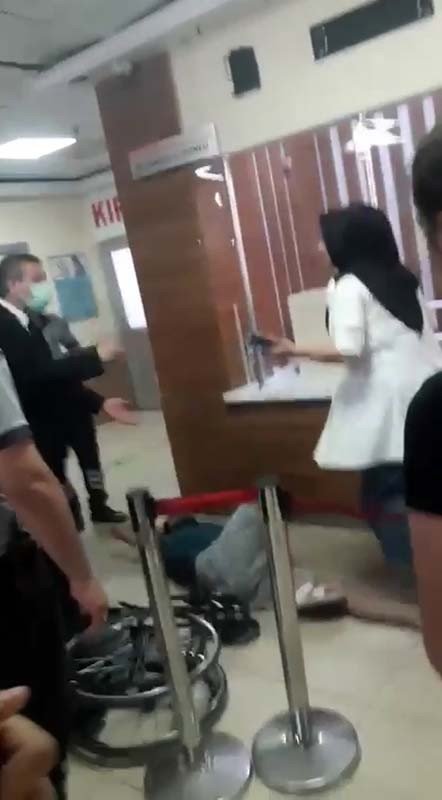 Hastanede terör estirdi! Sandalyeyi fırlattı 'Hastaneyi başınıza yıkarım' tehditleri savurdu