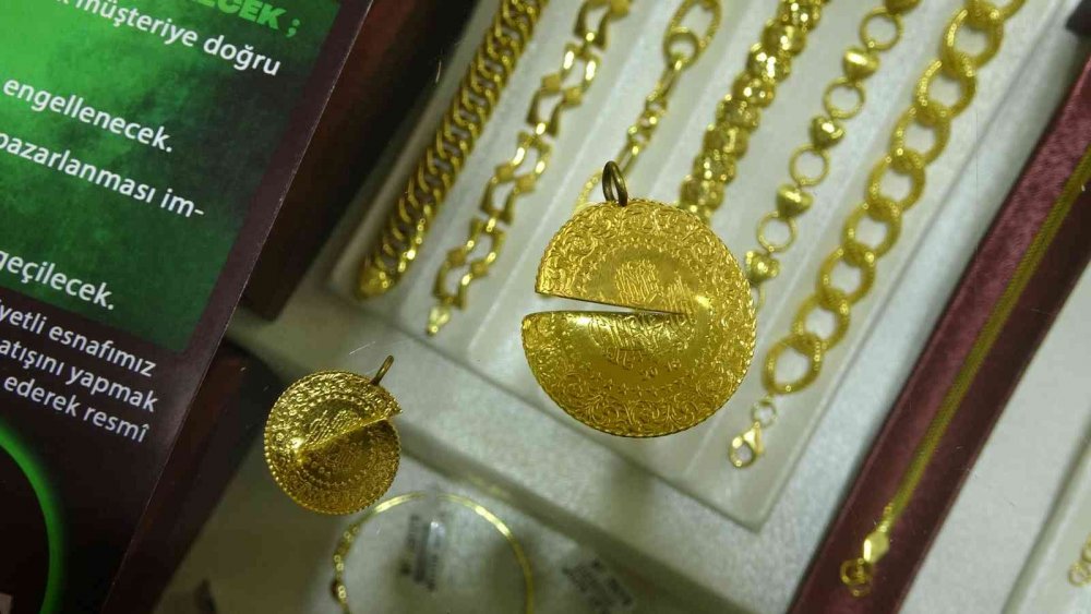 Türkiye’de çözüm bulunamayan soruna makasla dikkat çekti! Kuyumcular Odası Başkanı düşük ayarlı altınları doğradı