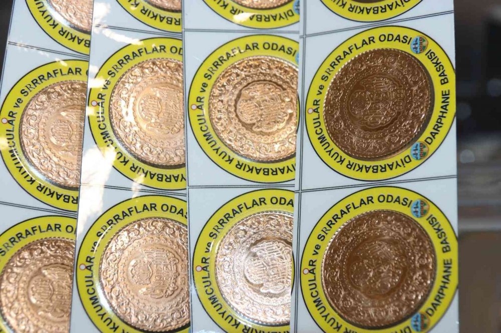 Türkiye’de çözüm bulunamayan soruna makasla dikkat çekti! Kuyumcular Odası Başkanı düşük ayarlı altınları doğradı