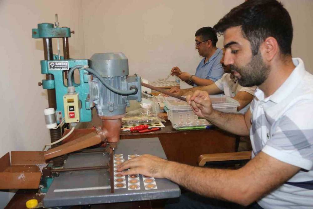 Türkiye’de çözüm bulunamayan soruna makasla dikkat çekti! Kuyumcular Odası Başkanı düşük ayarlı altınları doğradı