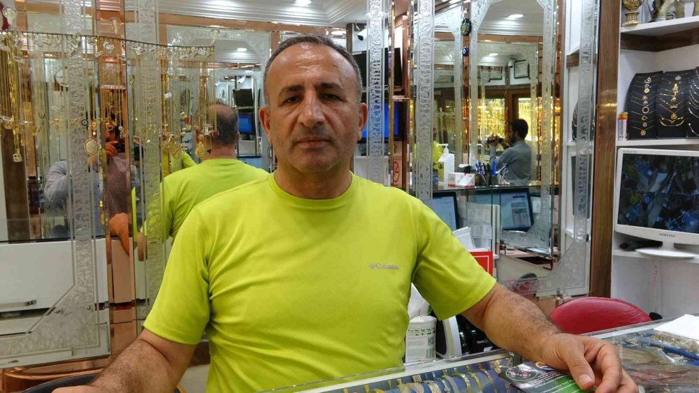 Türkiye’de çözüm bulunamayan soruna makasla dikkat çekti! Kuyumcular Odası Başkanı düşük ayarlı altınları doğradı