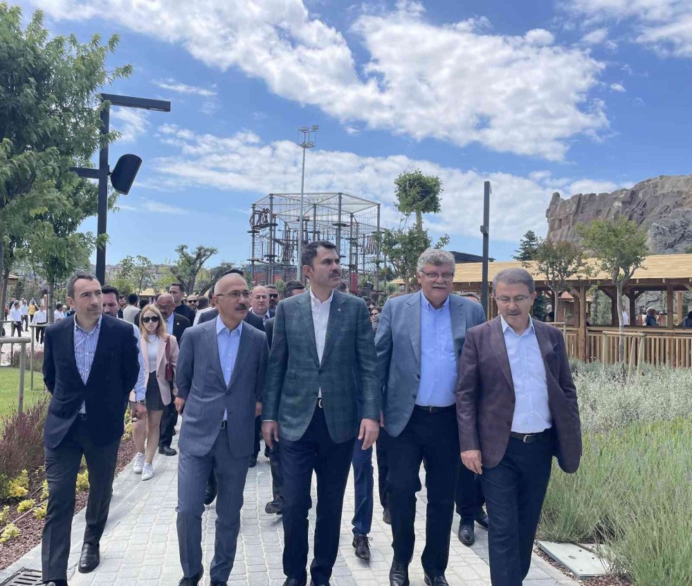 Bakan Kurum: Ağaçlardan alkış beklendiğini görüyoruz! Haliç siyasal bir konu değil, kaderine terk etmeyeceğiz!