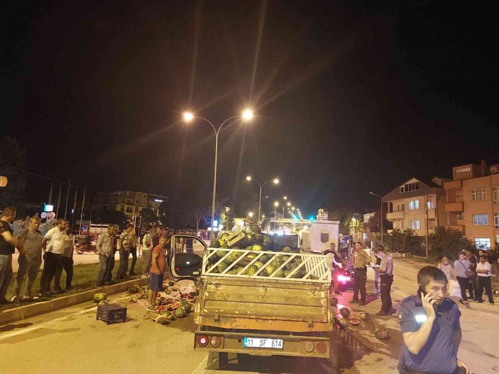 Kamyonet kamyona arkadan çarptı! Karpuzlar yola saçıldı