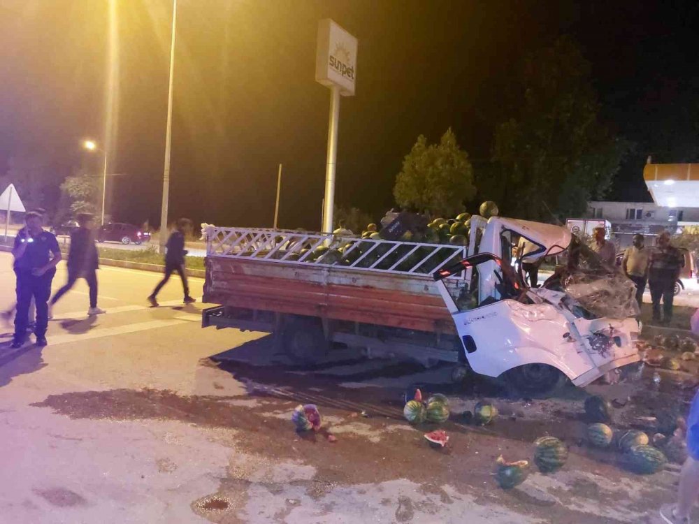 Kamyonet kamyona arkadan çarptı! Karpuzlar yola saçıldı