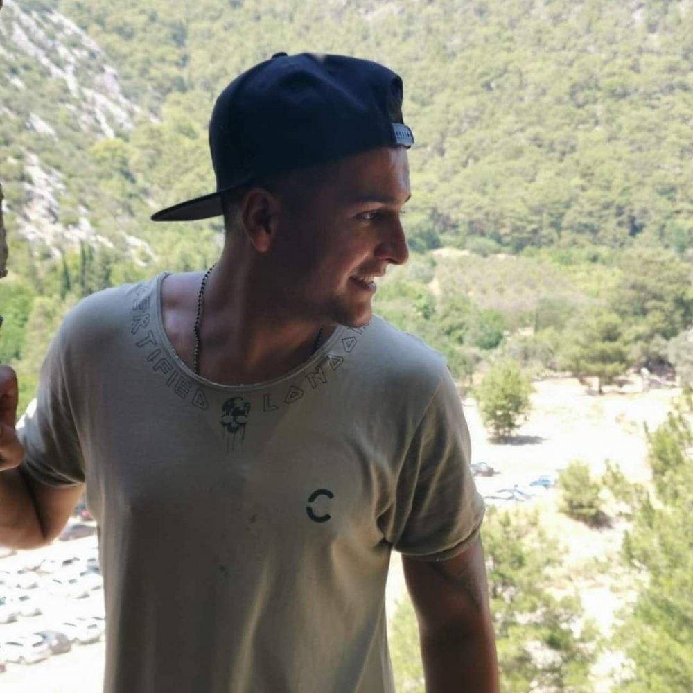 Antalya’da korkunç kaza! Motosiklet ve kamyona çarpan otomobil takla attı! Emrah Balcı öldü, 2 yaralı