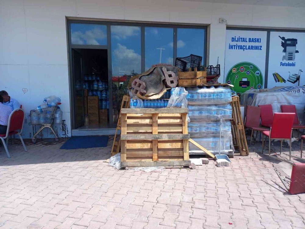 Konya'da büfeden emanet para ve 60 karton sigara çalan hırsız komşu kamerasında