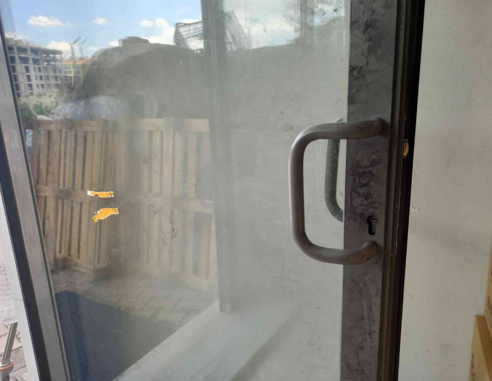 Konya'da büfeden emanet para ve 60 karton sigara çalan hırsız komşu kamerasında