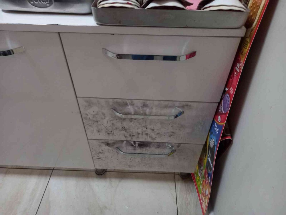 Konya'da büfeden emanet para ve 60 karton sigara çalan hırsız komşu kamerasında