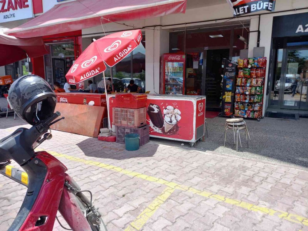 Konya'da büfeden emanet para ve 60 karton sigara çalan hırsız komşu kamerasında