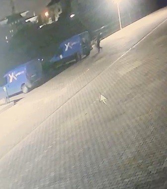 Konya'da büfeden emanet para ve 60 karton sigara çalan hırsız komşu kamerasında