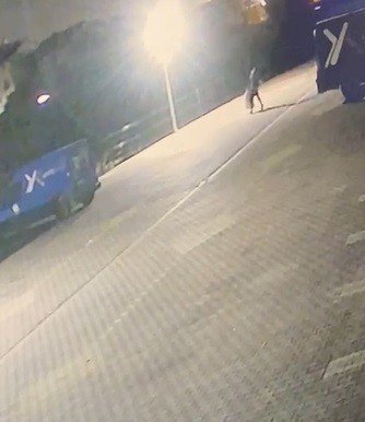 Konya'da büfeden emanet para ve 60 karton sigara çalan hırsız komşu kamerasında