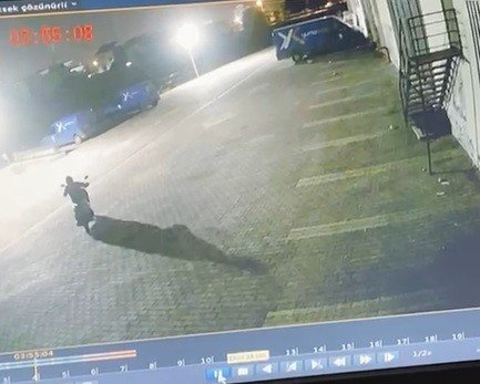 Konya'da büfeden emanet para ve 60 karton sigara çalan hırsız komşu kamerasında