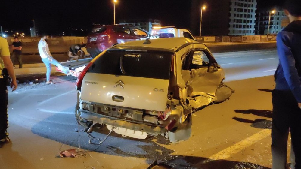 Gece yarısı feci kaza! Otomobilin tekerleği fırladı: 1’i ağır 3 yaralı