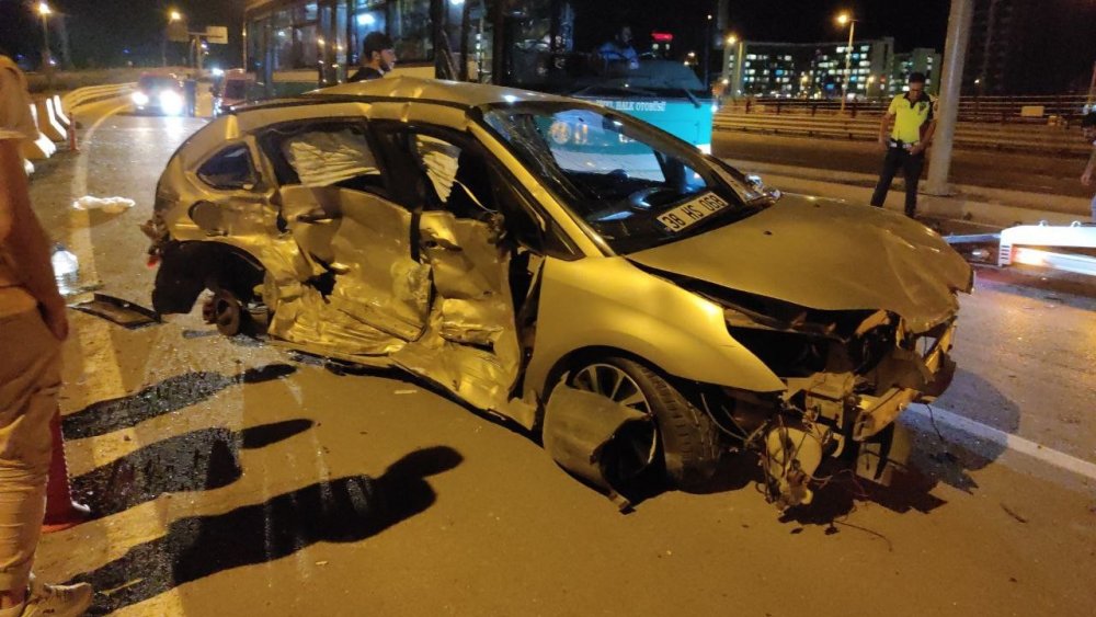 Gece yarısı feci kaza! Otomobilin tekerleği fırladı: 1’i ağır 3 yaralı