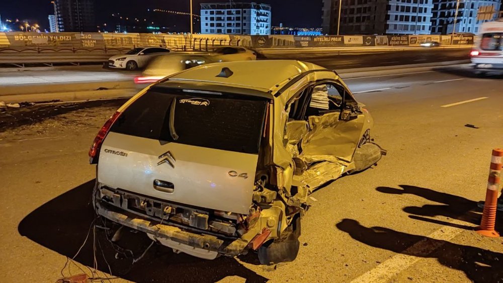 Gece yarısı feci kaza! Otomobilin tekerleği fırladı: 1’i ağır 3 yaralı