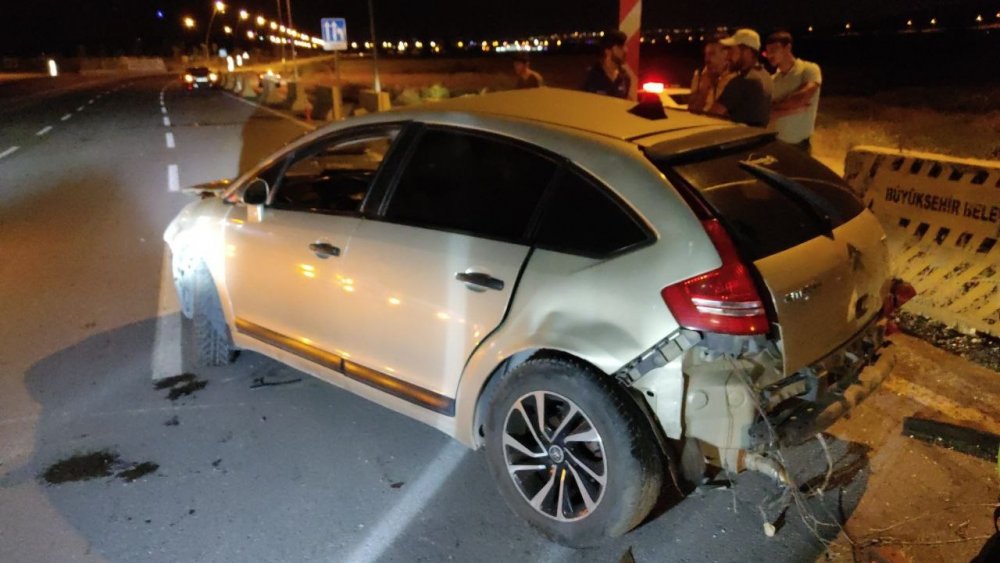 Gece yarısı feci kaza! Otomobilin tekerleği fırladı: 1’i ağır 3 yaralı