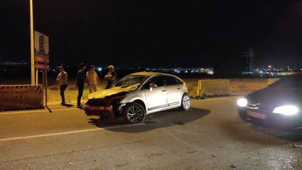 Gece yarısı feci kaza! Otomobilin tekerleği fırladı: 1’i ağır 3 yaralı