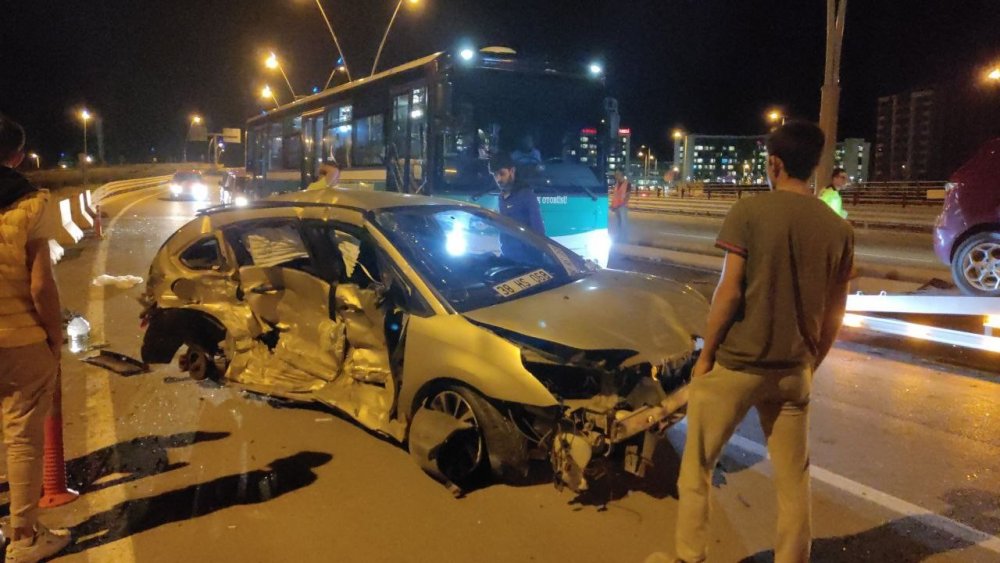 Gece yarısı feci kaza! Otomobilin tekerleği fırladı: 1’i ağır 3 yaralı