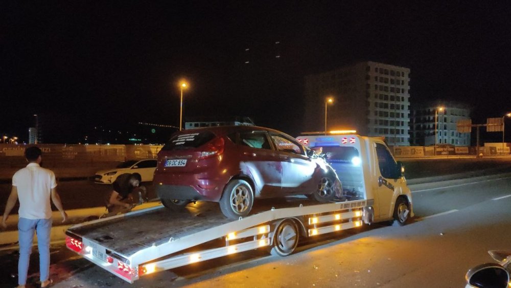 Gece yarısı feci kaza! Otomobilin tekerleği fırladı: 1’i ağır 3 yaralı