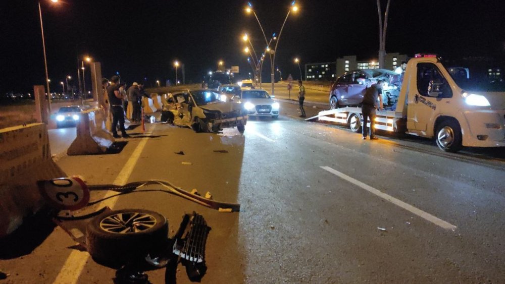 Gece yarısı feci kaza! Otomobilin tekerleği fırladı: 1’i ağır 3 yaralı