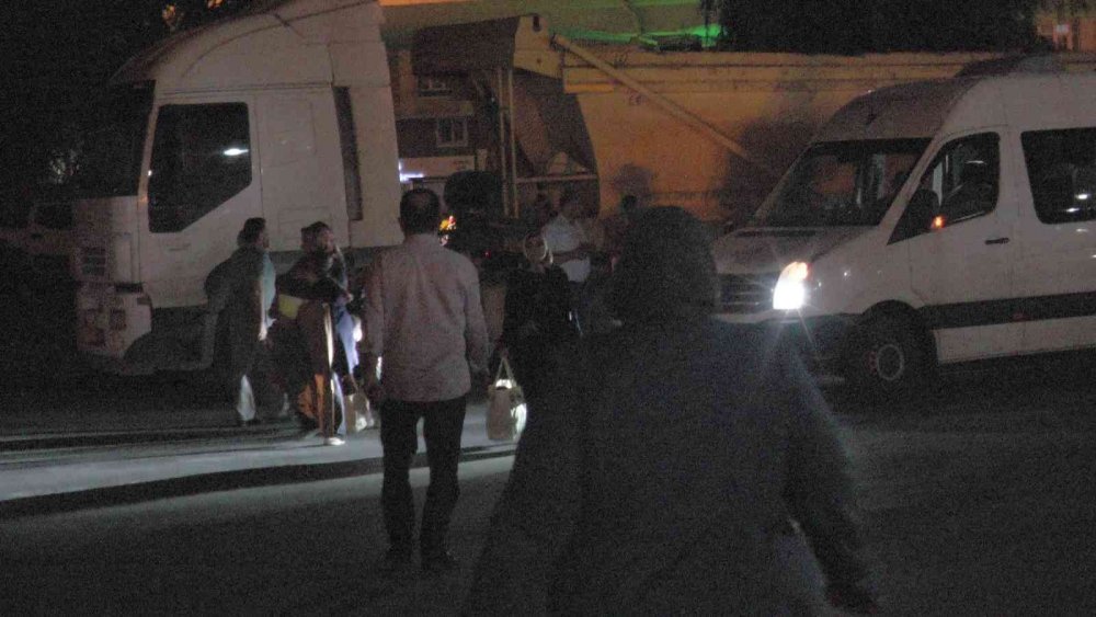 Tren devrildi! Mahsur kalan yolcular aktarma ile memleketlerine gönderildi