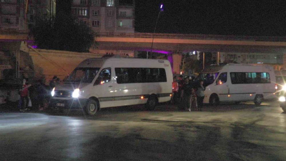 Tren devrildi! Mahsur kalan yolcular aktarma ile memleketlerine gönderildi