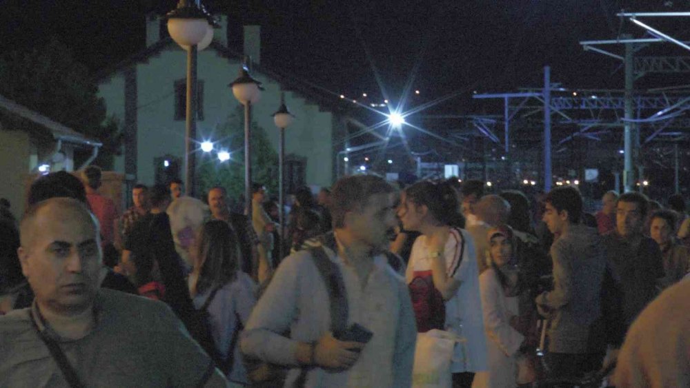 Tren devrildi! Mahsur kalan yolcular aktarma ile memleketlerine gönderildi