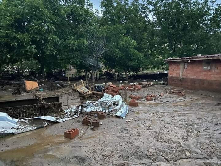 Afyon'da sel ev ve besihaneleri talan etti! AFAD ve İl Özel İdaresi ekiplerinin çalışmaları sürüyor