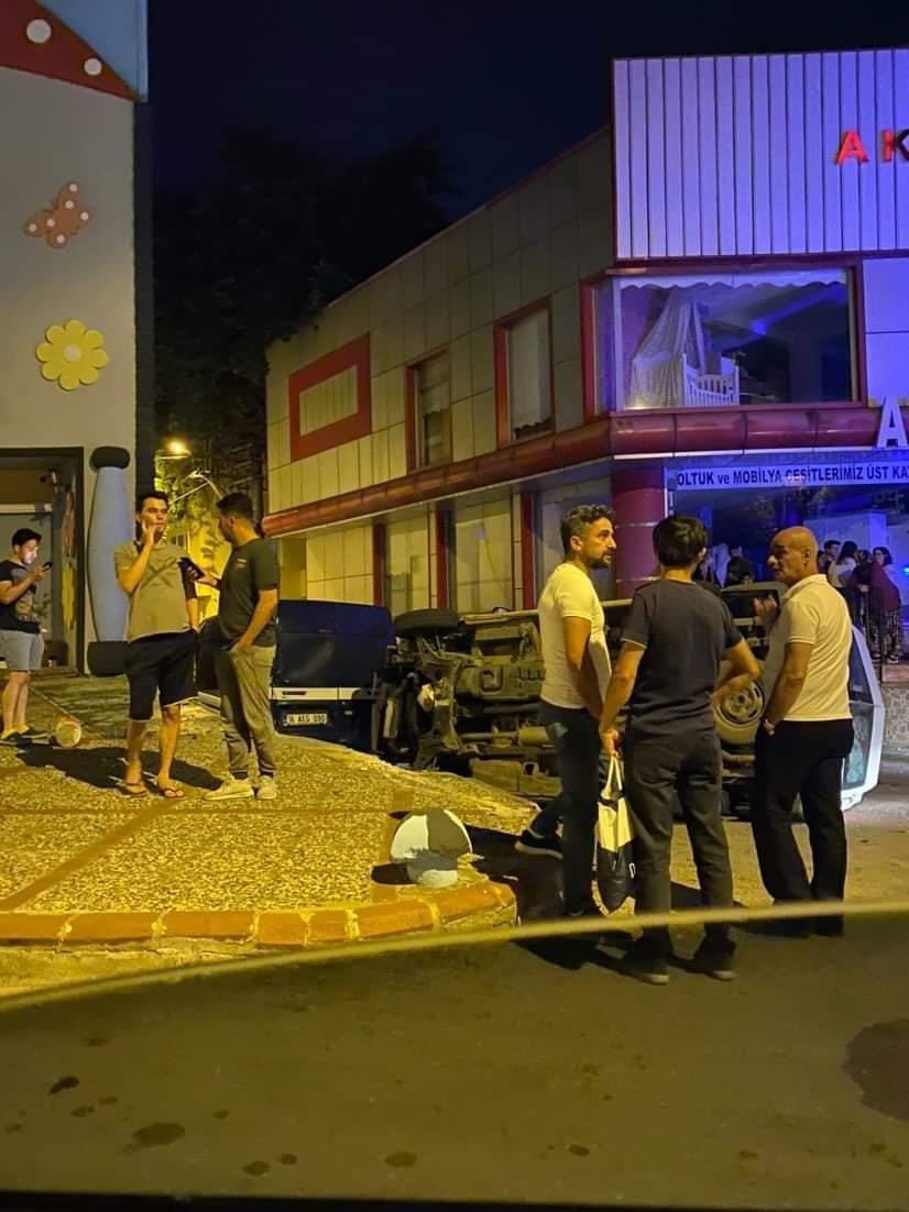 Bursa’da zincirleme kaza! 5 araç birbirine girdi, panelvan duvara çarpıp devrildi! Yaralılar var