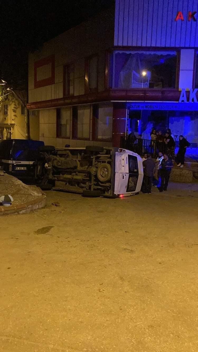 Bursa’da zincirleme kaza! 5 araç birbirine girdi, panelvan duvara çarpıp devrildi! Yaralılar var