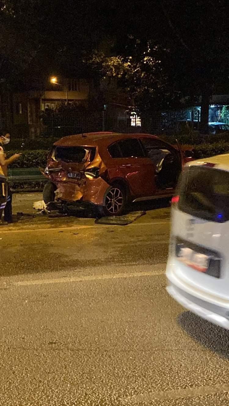 Bursa’da zincirleme kaza! 5 araç birbirine girdi, panelvan duvara çarpıp devrildi! Yaralılar var