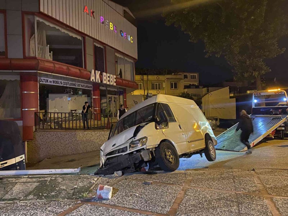 Bursa’da zincirleme kaza! 5 araç birbirine girdi, panelvan duvara çarpıp devrildi! Yaralılar var