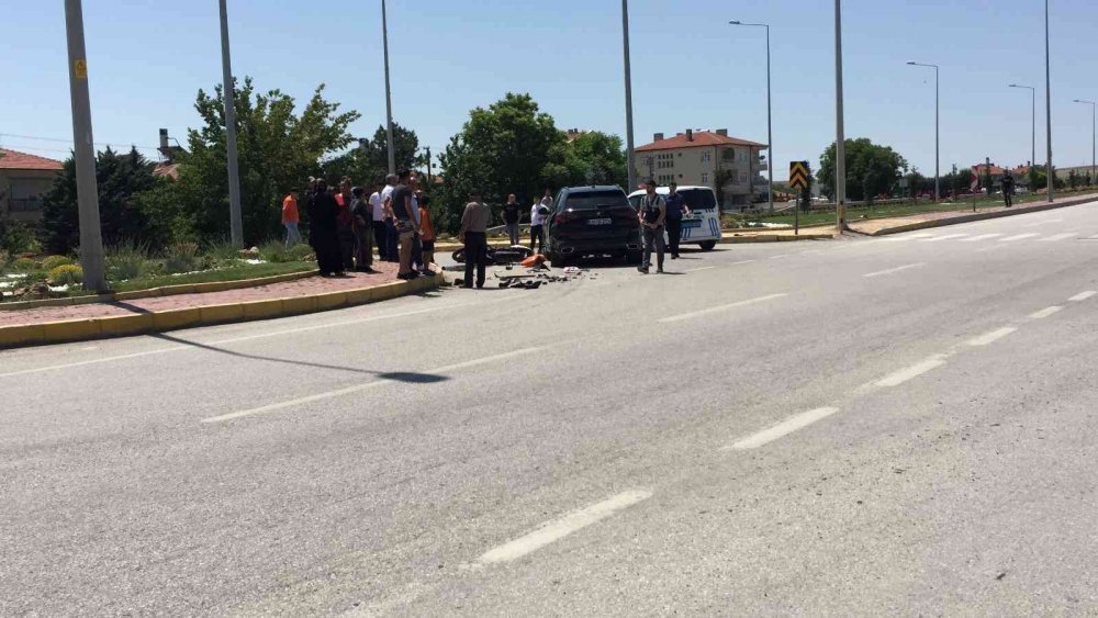 Konya’da feci kaza! Ciple çarpışan motosiklet paramparça oldu! 2 genç ağır yaralı