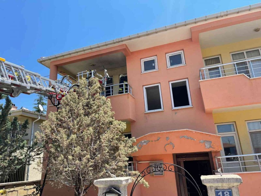 Konya’da prizde unutulan telefon kablosu evi yaktı!