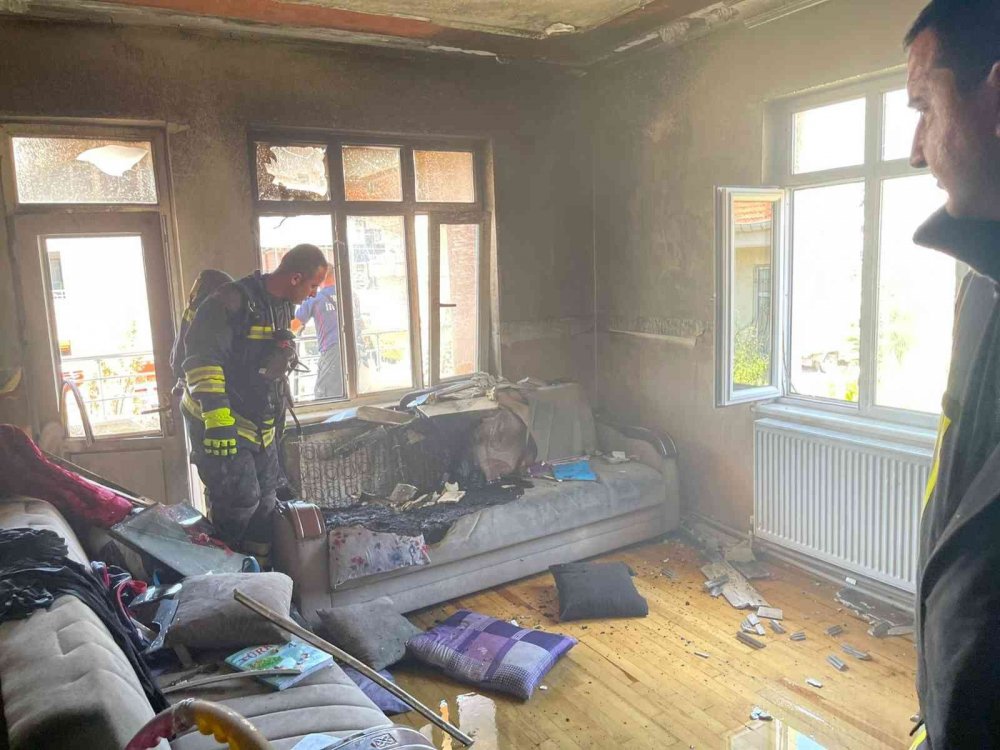 Konya’da prizde unutulan telefon kablosu evi yaktı!