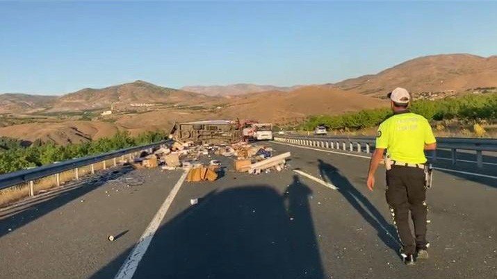 Yolcu otobüsünün çarptığı kargo kamyonu devrildi! Çok sayıda yaralı var